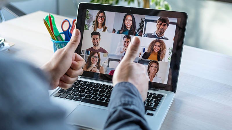 En pc-skjerm viser ni deltakere i et digitalt møte.