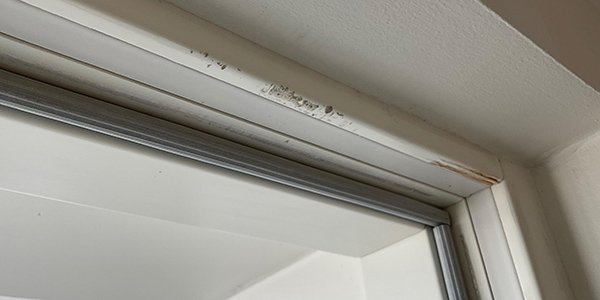 Vinduskarm med synlige skader.