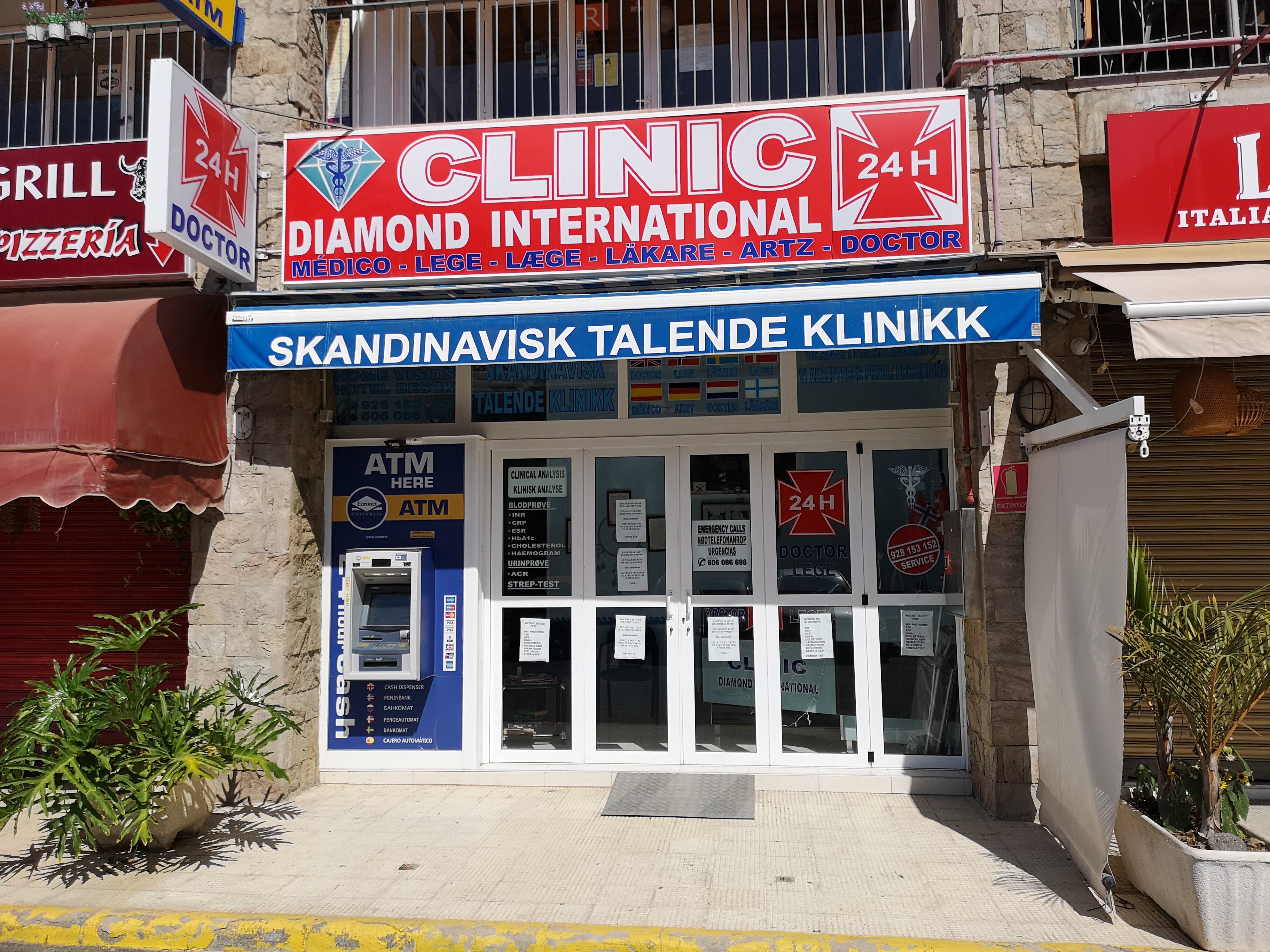 En klinikk i Puerto Rico. Det står "Skandinavisk talende klinikk" ved inngangspartiet.