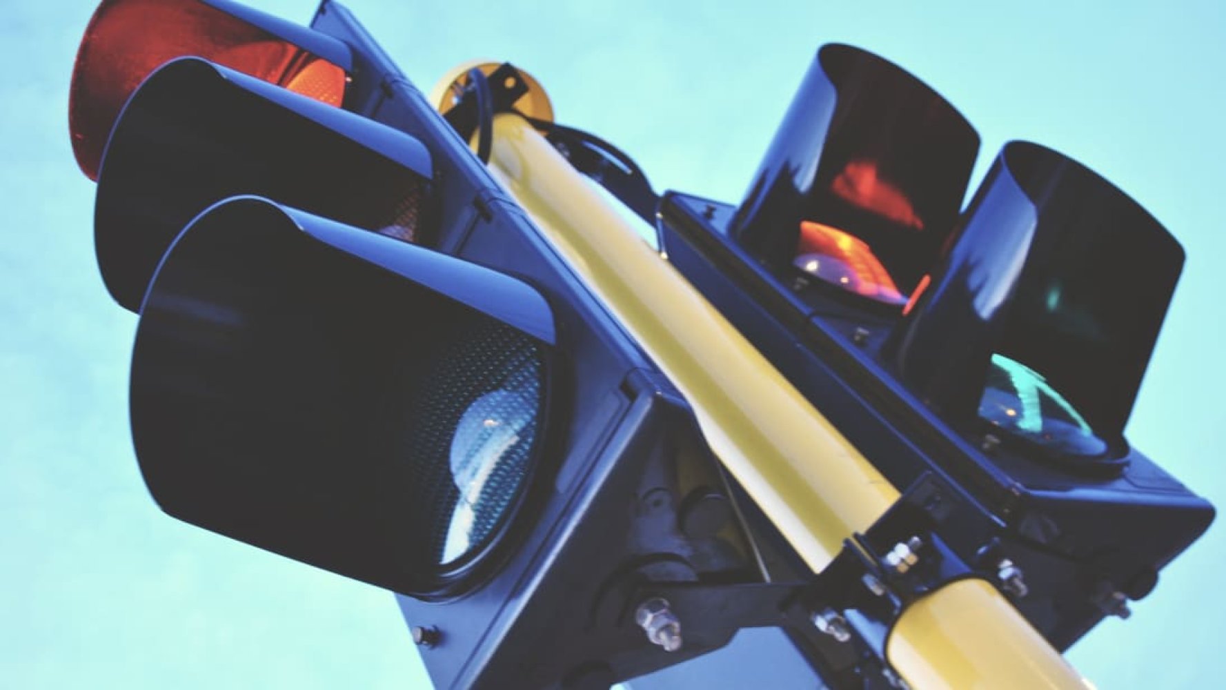 Trafikklys, sett nedenfra. 