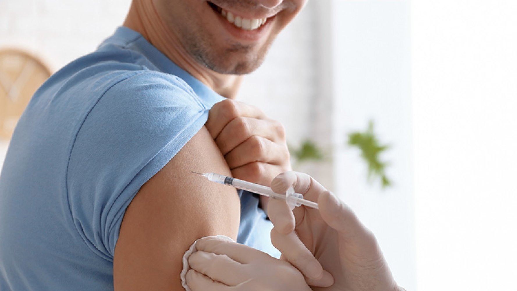 En mann får vaksine.