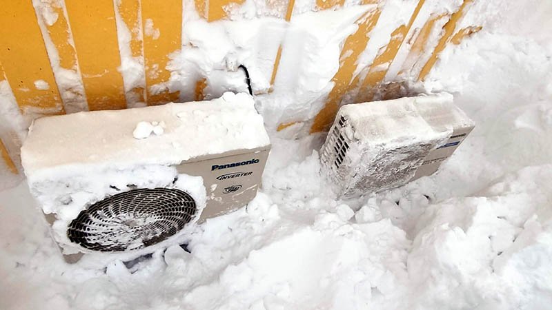 En varmepumpe under snø.