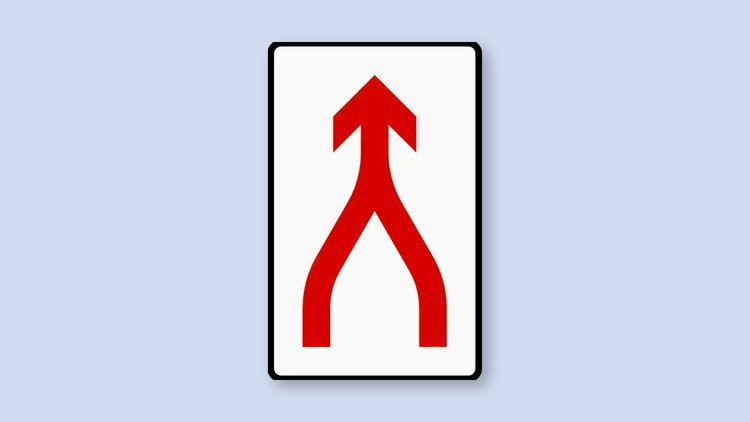 Skiltet viser at to felt går sammen til ett og utløser gjensidig plikt til å tilpasse seg hverandre.