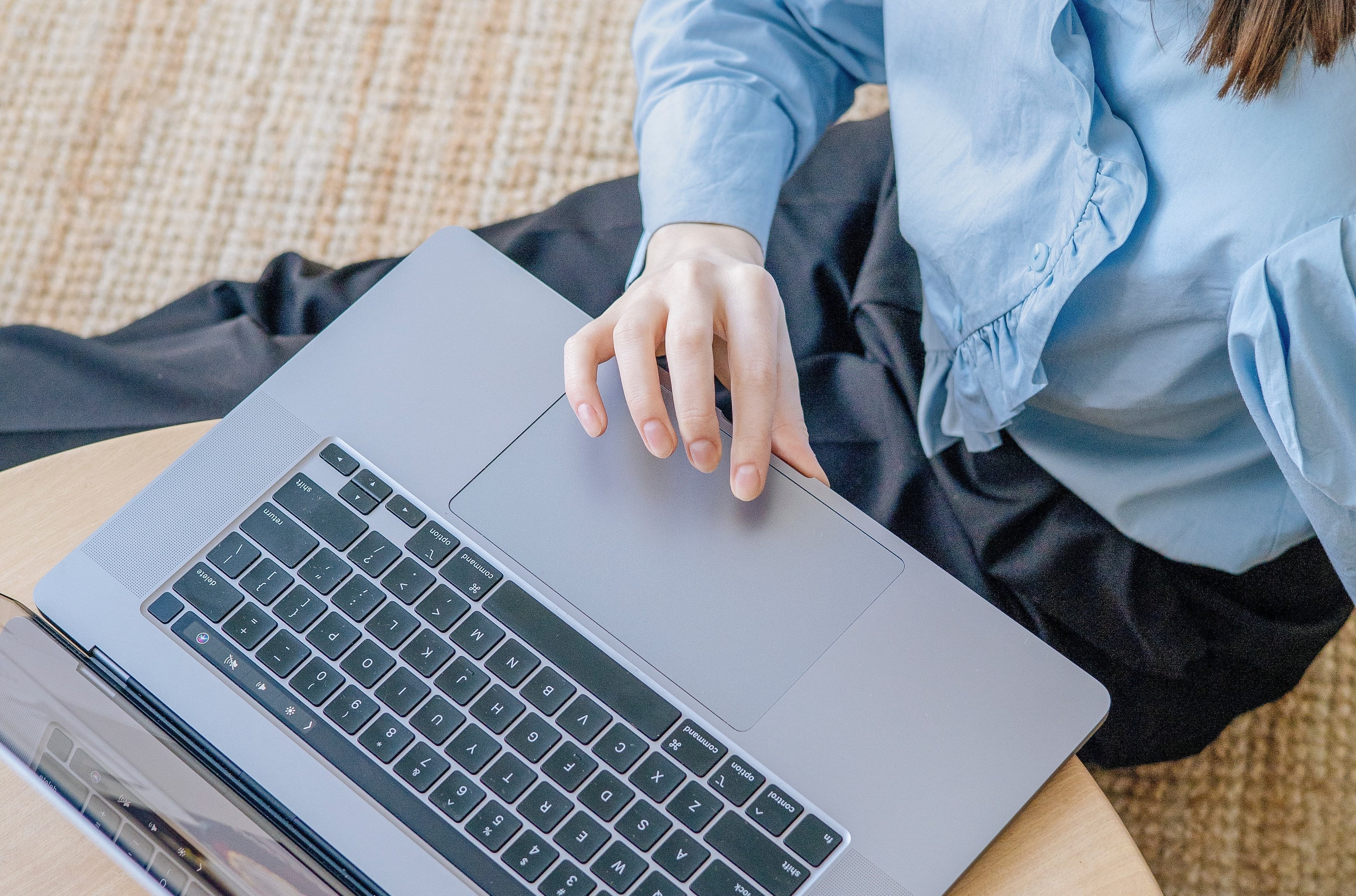 Kvinne jobber på laptopen sin.