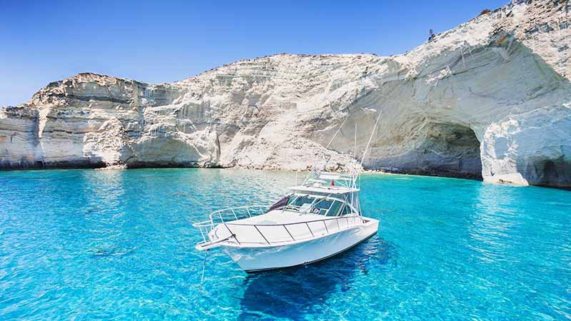 Båt i krystallblått hav