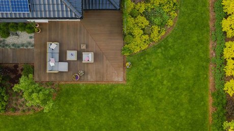 Fugleperspektiv av en hage og terasse
