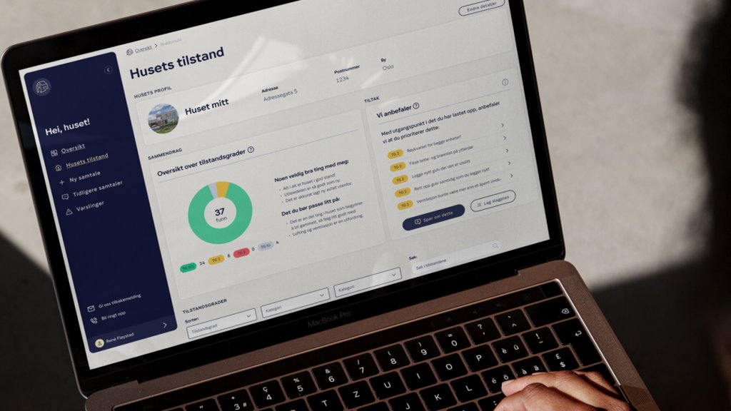 Person bruker en laptop og ser på en oversikt over husets tilstand.