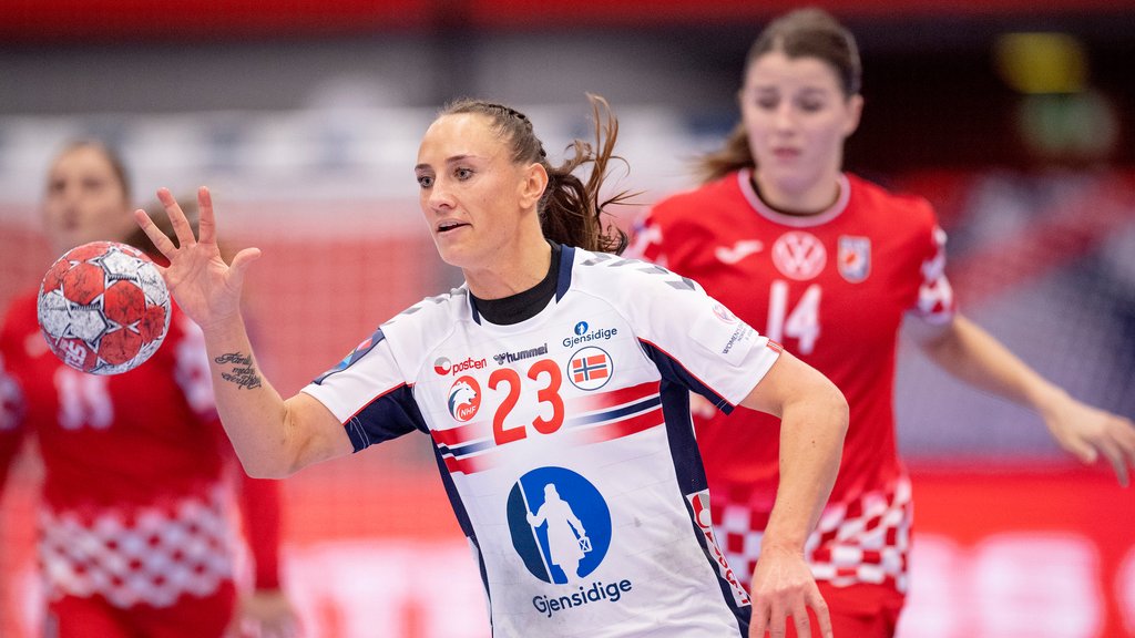 Camilla Herrem i ferd med å fange ballen i høyre hånd.