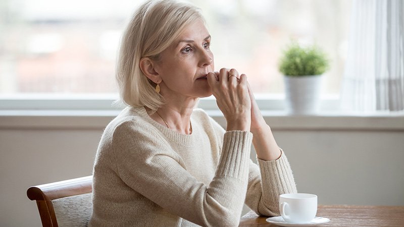 Illustrasjonsfoto hva skjer med pensjonen når man dør. Kvinne som grubler og ser ut i luften.