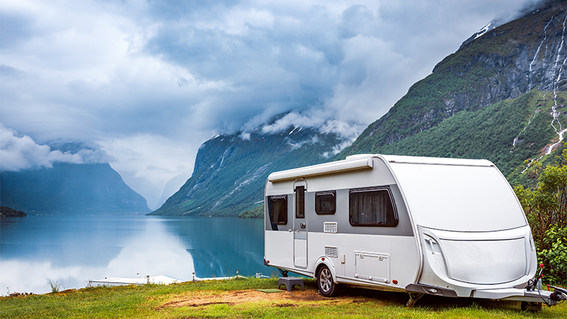 En campingvogn står parkert i enden av en norsk fjord.