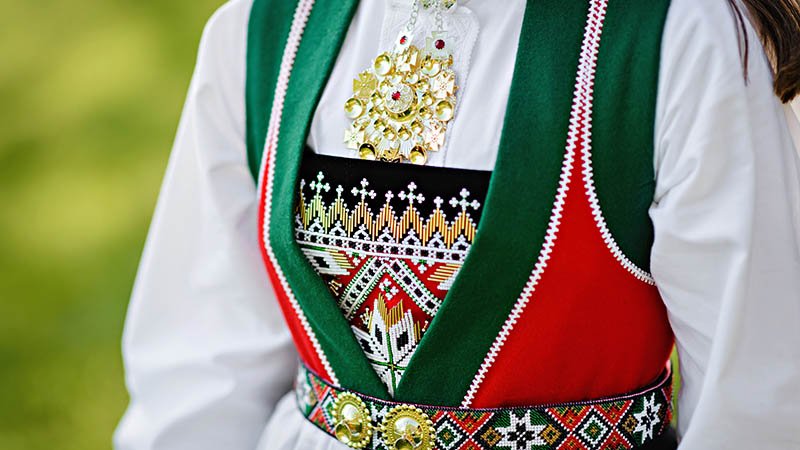 Et nærbilde av en bunad.