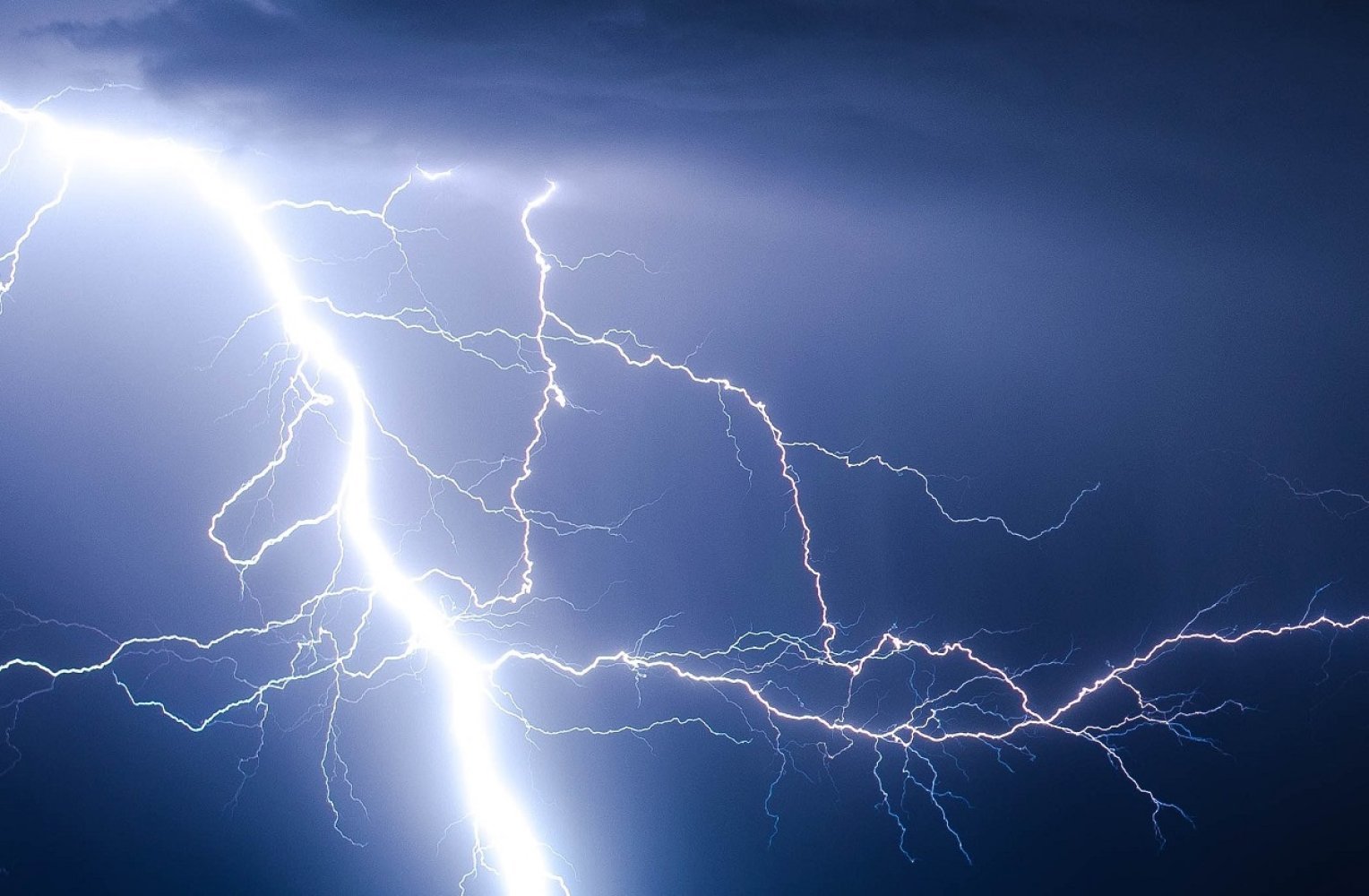 Lyn som lyser opp nattehimmelen med flere forgreninger.