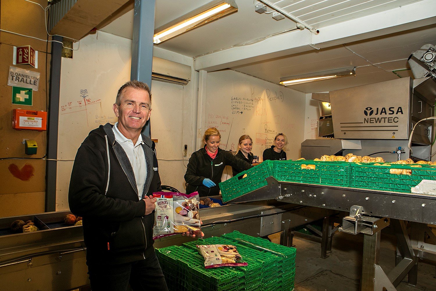 Robert Lindgjerdet står foran pakkebåndet på Grønt Pakkeri Øst.