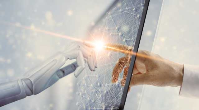 Interface de máquina; mãos tocando uma tela