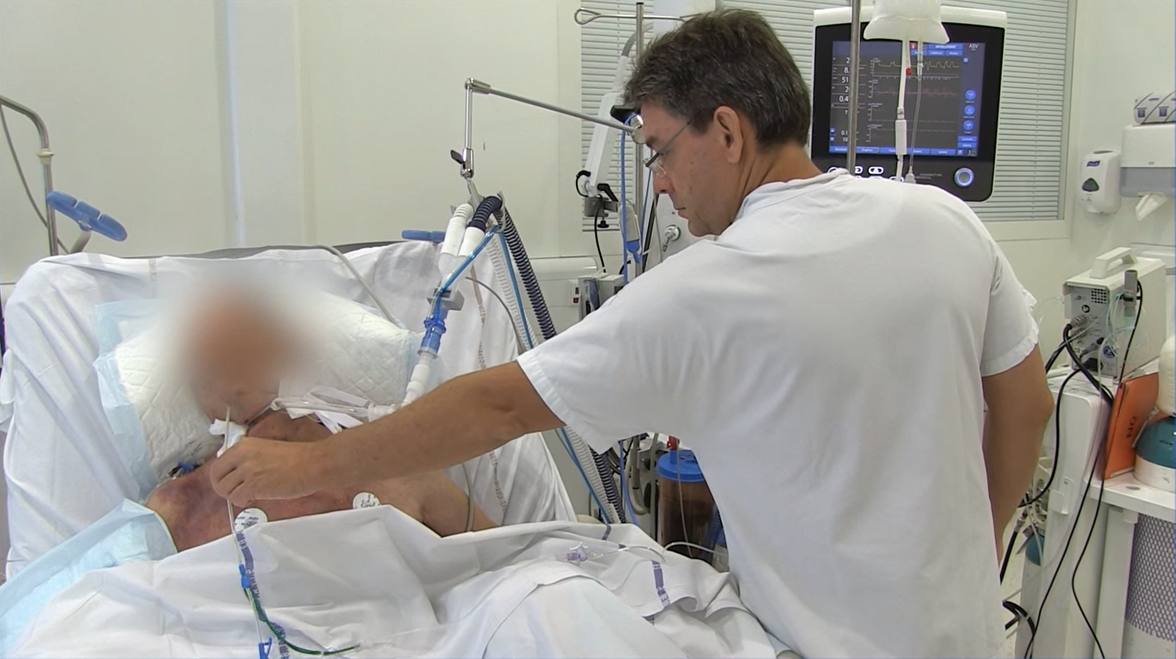 Medizinische Fachkraft mit einem Patienten
