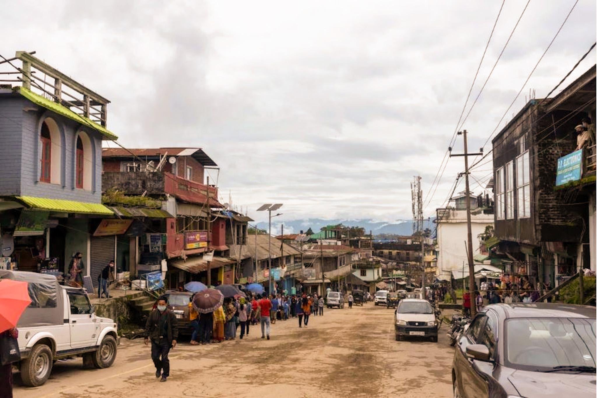 Stadt Tamenglong; Strasse mit Haus und Menschen