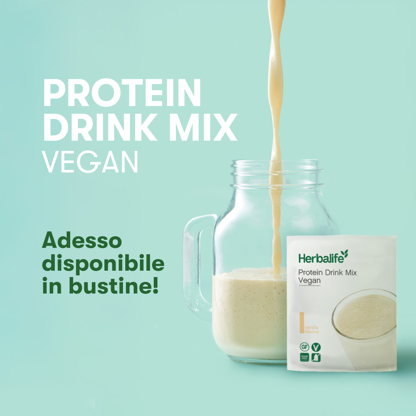 Visual ufficiale italiano Protein Drink Mix Vegan con bustina e bevanda su sfondo verde acqua