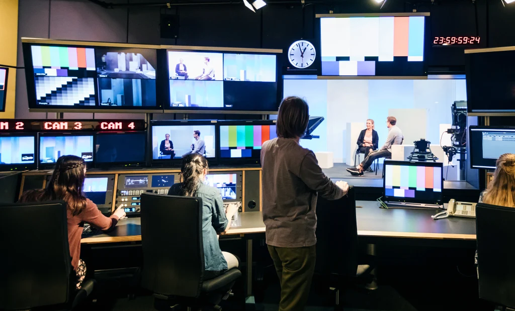 Regieraum mit Monitoren und Live-Interview