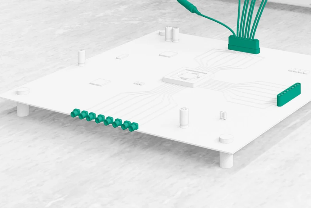 Detailillustration der Kante einer Leiterplatte mit acht grünen Steckerkontakten, die mit aufgedruckten elektrischen Leiterbahnen verbunden sind. Detailillustration der Kante einer Leiterplatte mit acht grünen Steckerkontakten, die mit aufgedruckten elektrischen Leiterbahnen verbunden sind.