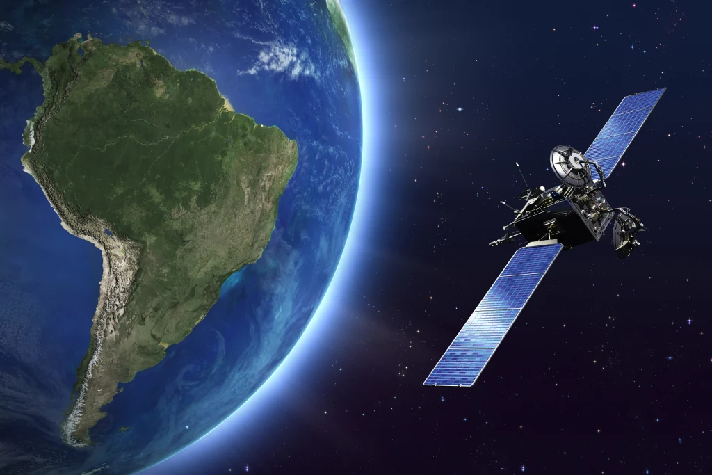 Hochdetaillierter Telekommunikationssatellit in der Erdumlaufbahn. Die Modelle von Satellit und Erde basieren auf Bildern mit freundlicher Genehmigung der NASA (http://www.nasa.gov).