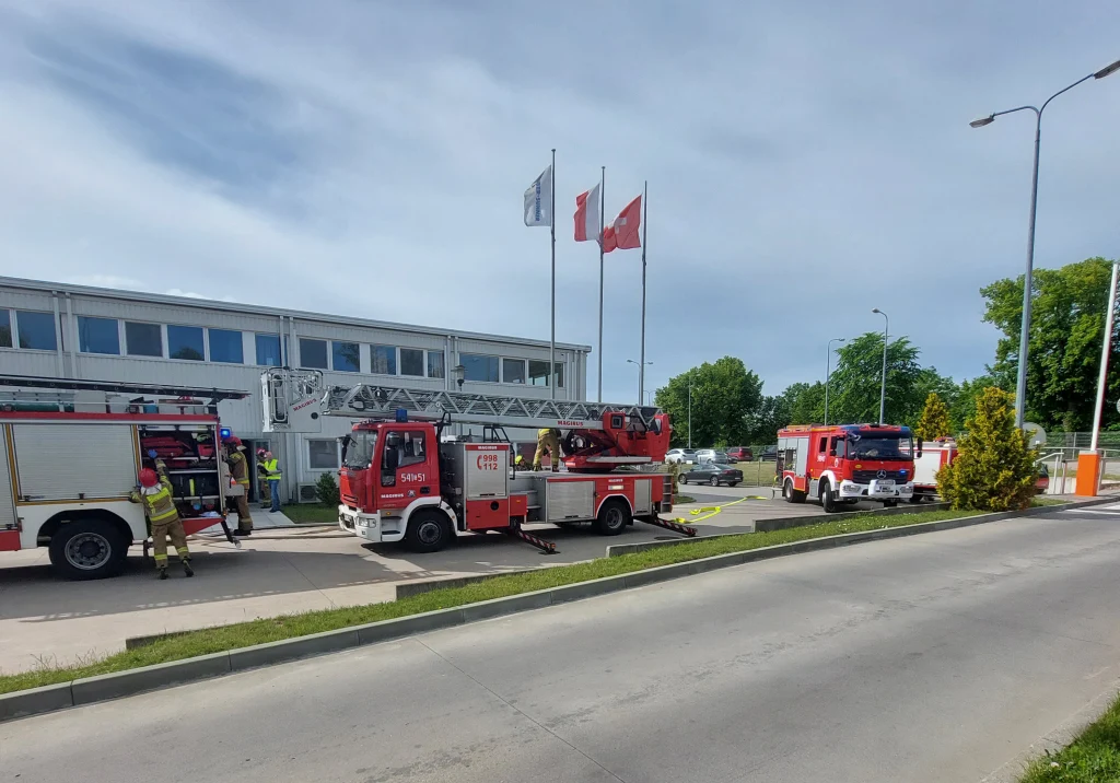 Collaboration with local emergency response groups is important as seen during this evacuation drill in Poland Feuerwehrfahrzeuge am Standort Tczew während einer Feuerwehrübung.