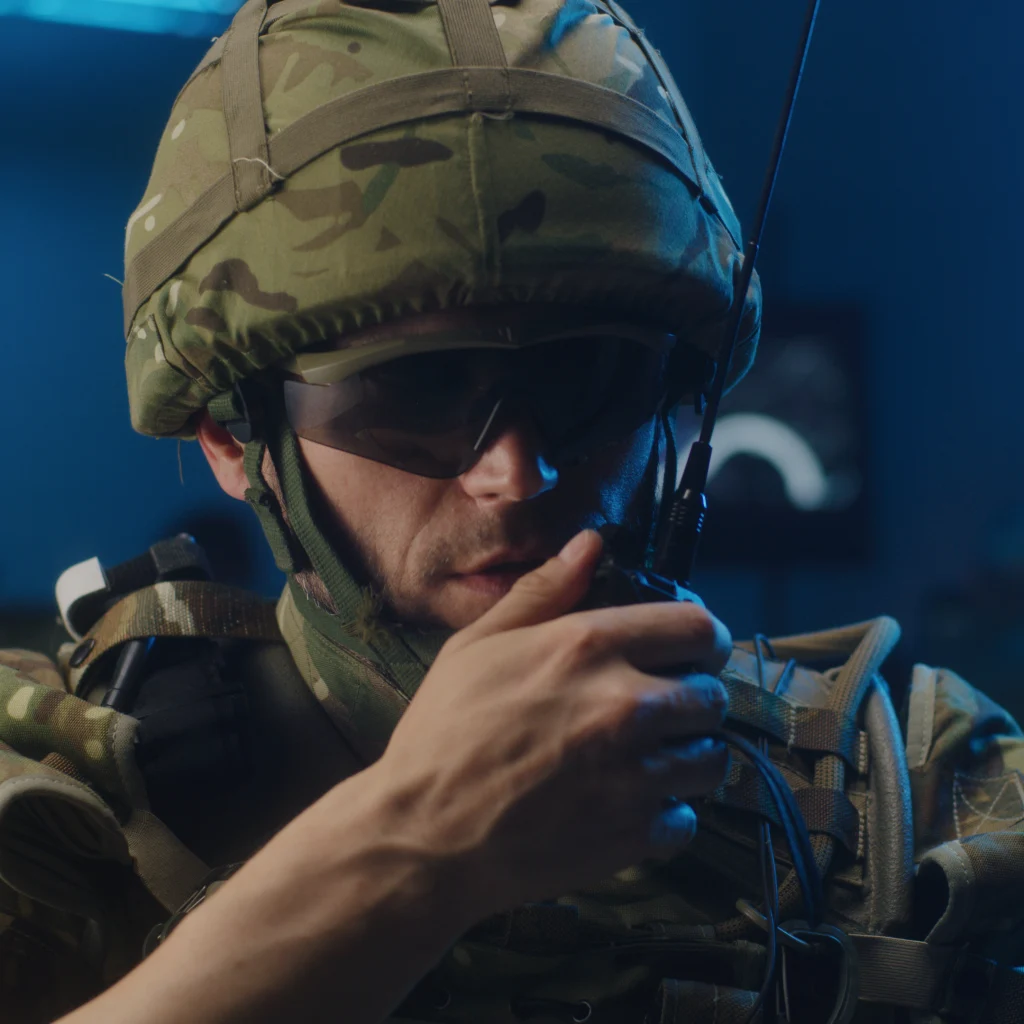 Nahaufnahme eines Soldaten, der über ein Funkgerät spricht.