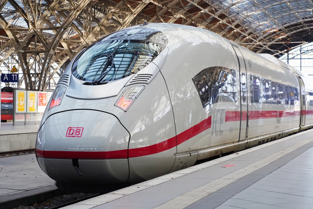 Die Deutsche Bahn (DB) übernimmt Konnektivitätssysteme von HUBER+SUHNER und seinem Partner McLaren Applied (UK) sowie anderen Zulieferanten für das WLAN an Bord ihrer ICE-Züge. (Bildquelle/Urheberrecht Deutsche Bahn AG Volker Emersleben) ICE-Zug am Bahnsteig.