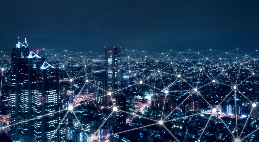 Telekommunikationsnetzwerk über einer Stadt mit drahtloser mobiler Internettechnologie für Smart Grids und 5G-LTE-Datenverbindungen. Symbolbild für IoT, globale Geschäftswelt, Fintech und Blockchain Telekommunikationsnetzwerk über einer Stadt mit drahtloser mobiler Internettechnologie für Smart Grids und 5G-LTE-Datenverbindungen. Symbolbild für IoT, globale Geschäftswelt, Fintech und Blockchain