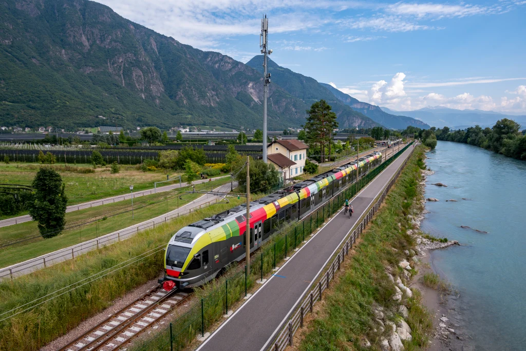 Durch integrierte WLAN- und Infotainment-Systeme das Fahrgasterlebnis in Zügen verbessern