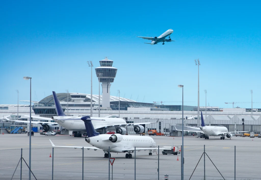 Flugzeug am Flughafen mit Kontrollturm