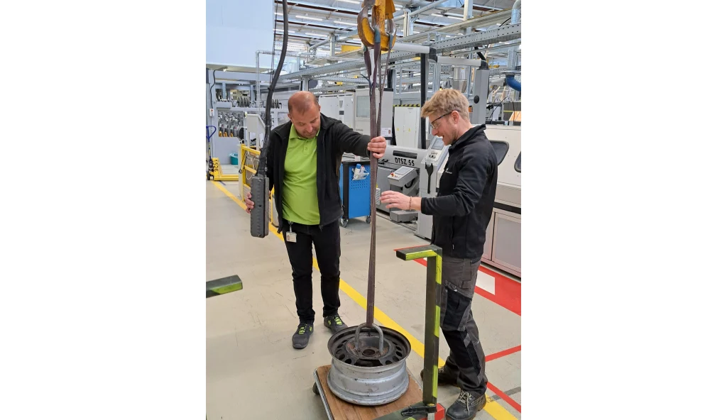 Eintägiges Industriekranentraining mit theoretischen und praktischen Einheiten, das in der Schweiz in enger Zusammenarbeit mit der Suva organisiert wurde Zwei Mitarbeitende üben mit einem Kran in der Produktionsanlage.