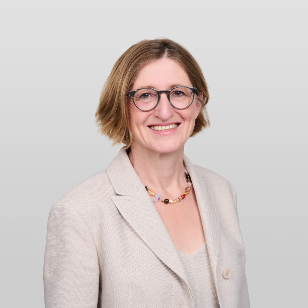 Portrait of Monika Bütler, smiling into the camera