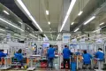 6 employees working in a factory in China