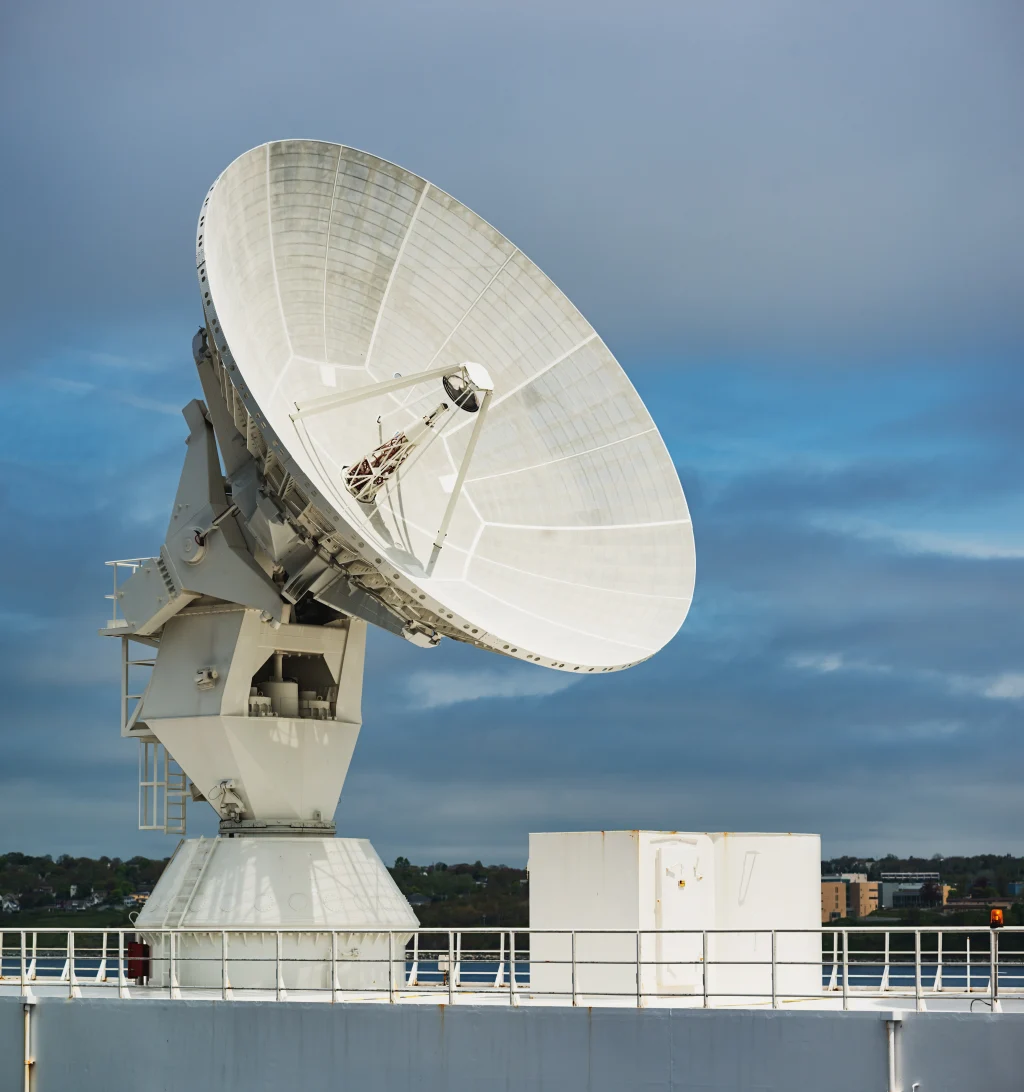 Satellitenschüssel zur Raketenbahnverfolgung auf Schiff