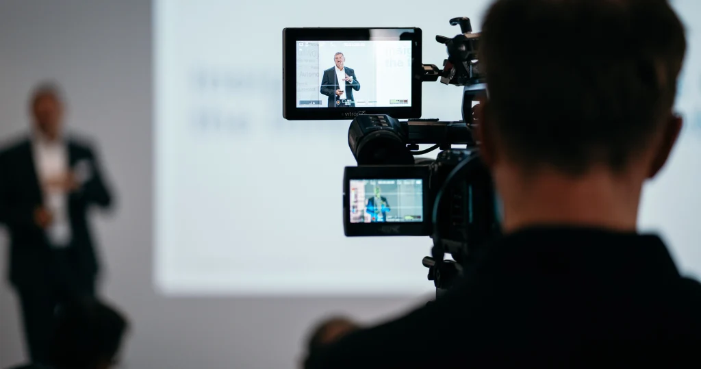 Professionelle Videoaufnahme von Urs Ryffel bei einer Präsentation im Rahmen einer Unternehmensveranstaltung.