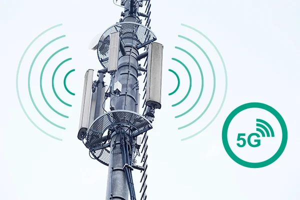 5G-Mobilfunkmast mit Funksignal