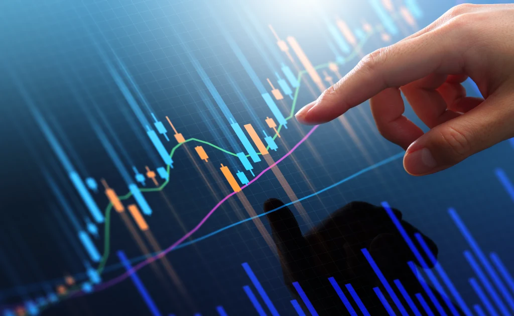 Hand mit digitalem Finanzdiagramm