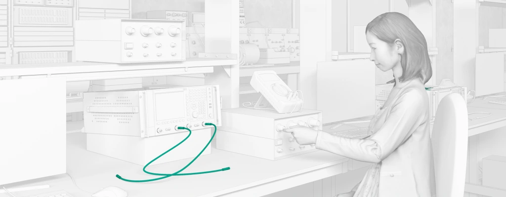 Person bei der Hochfrequenzmessung (HF-Messung) in einem Labor mit angeschlossenen Koaxialkabeln und Messgeräten. Person bei der Hochfrequenzmessung (HF-Messung) in einem Labor mit angeschlossenen Koaxialkabeln und Messgeräten.