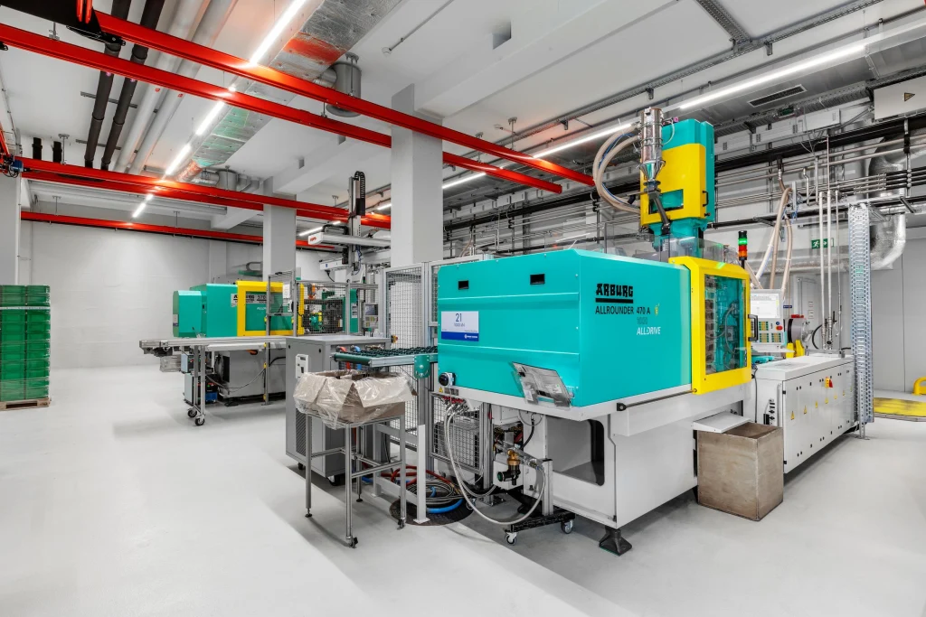 Arburg ALLROUNDER 470 A injection moulding machines in a clean production environment with automated handling systems.