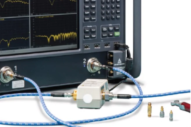 Prüfausrüstung für Hochfrequenzmessungen (HF-Messungen) mit Koaxialkabeln und Messgeräten. Prüfausrüstung für Hochfrequenzmessungen (HF-Messungen) mit Koaxialkabeln und Messgeräten.