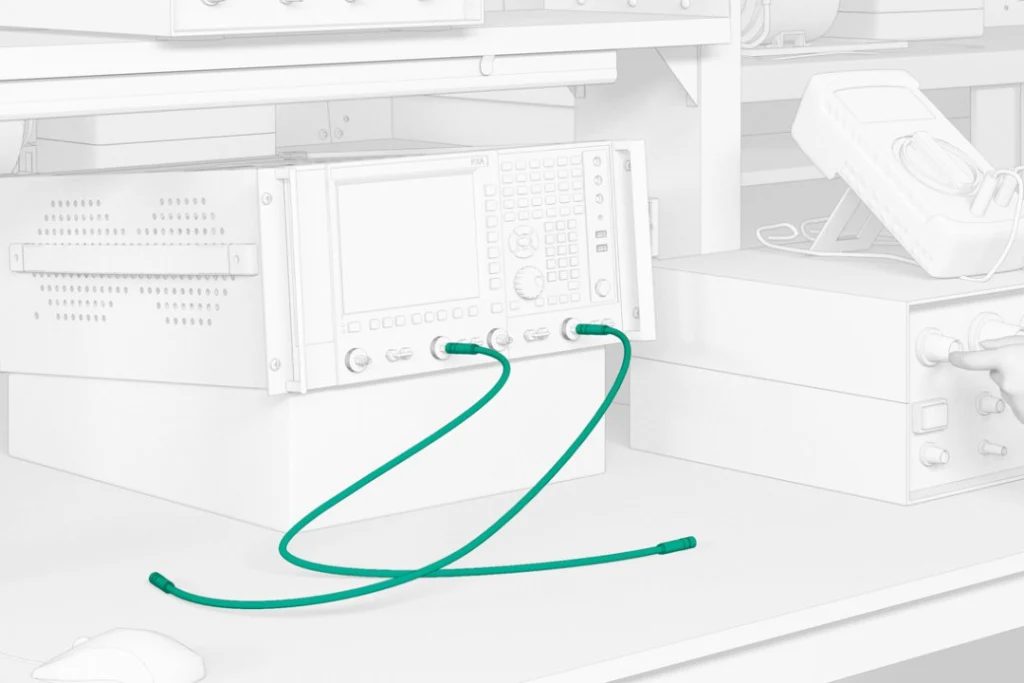 Präzisionsadapter und Messleitungen verbinden HF-Testgeräte für die Messung und Validierung von Signalen. Präzisionsadapter und Messleitungen verbinden HF-Testgeräte für die Messung und Validierung von Signalen.