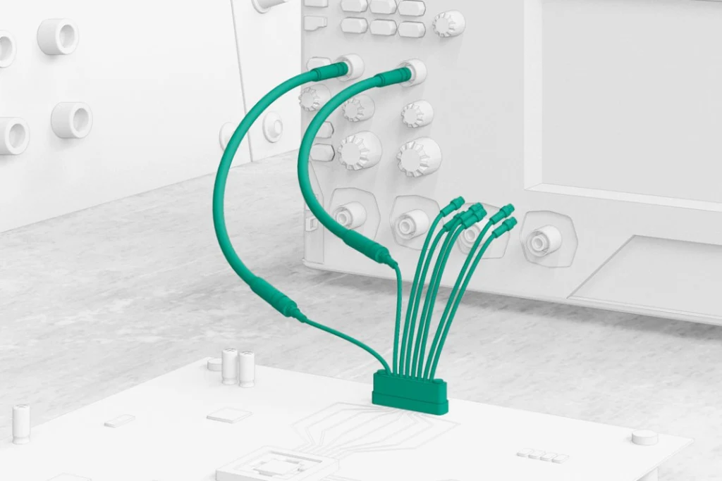 Mehrfach-Koaxialsteckverbinder zur Verbindung mehrerer Testkanäle zwischen dem Netzwerkanalysator und der Halbleiter-Testplatine.