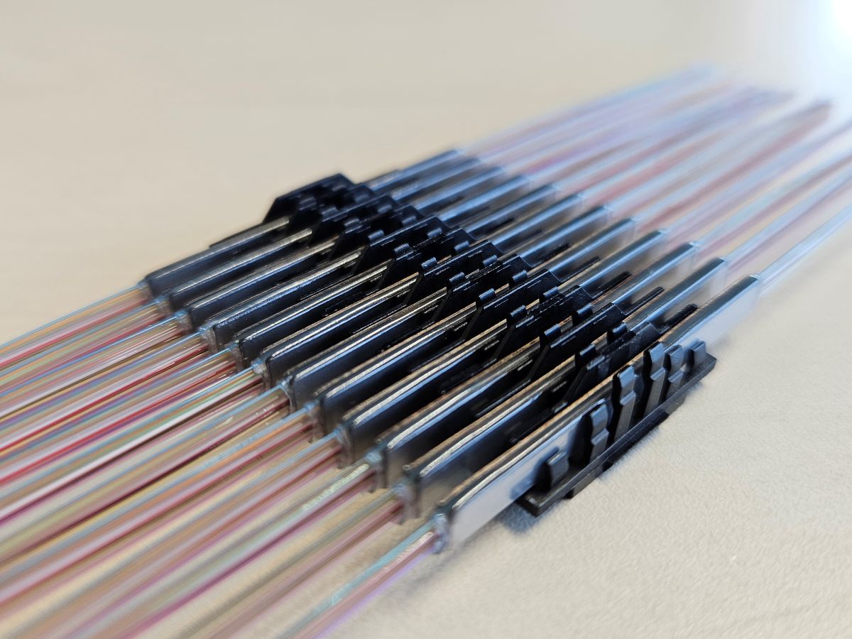 Ribbon fiber splice protectors placed on optical fibers for FTTH and telecom networks