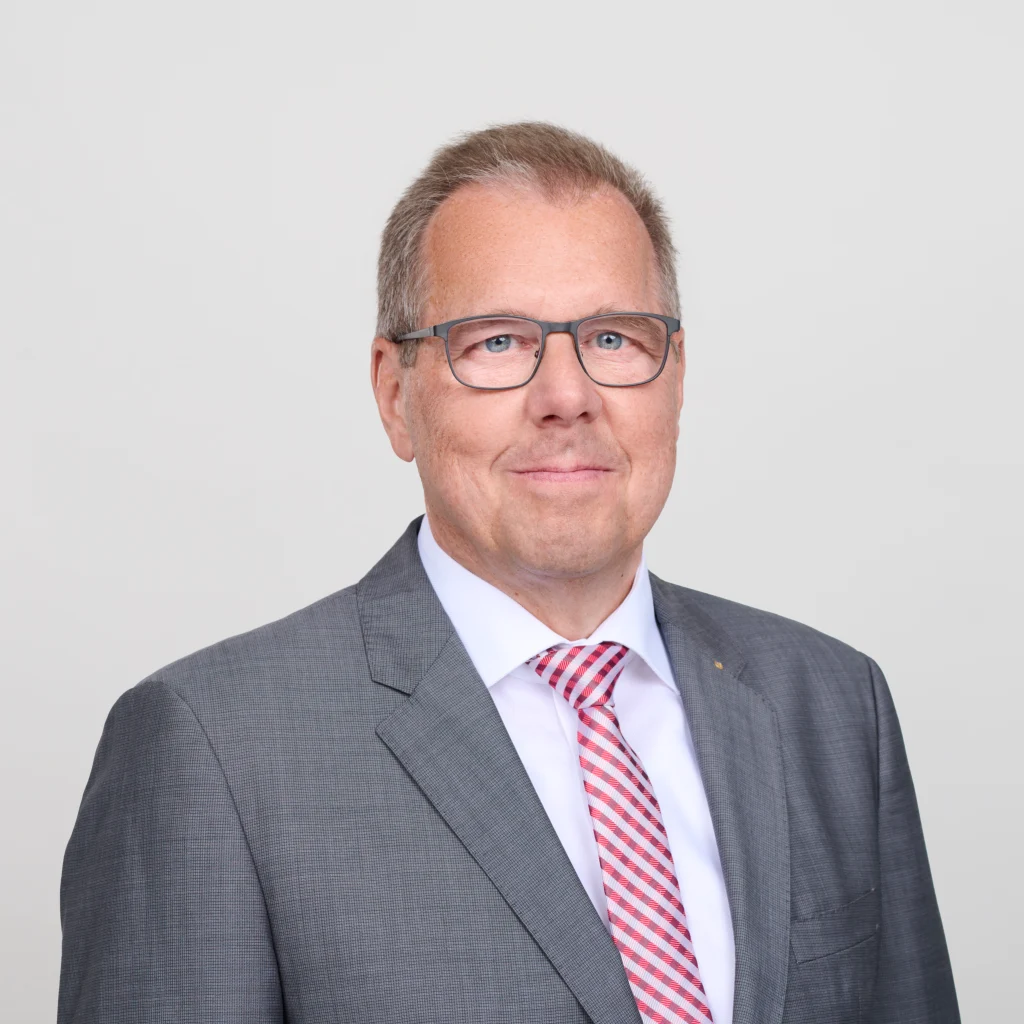 Portrait of Urs Kaufmann, smiling into the camera