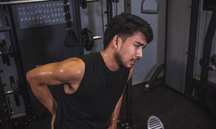 back-pain-causes-gym-lifting-weights-male