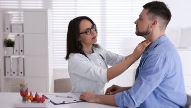 Scarless Thyroidectomy vs Traditional Thyroid Surgery- A Simple Comparison for Patients Scarless Thyroidectomy vs Traditional Thyroid Surgery- A Simple Comparison for Patients