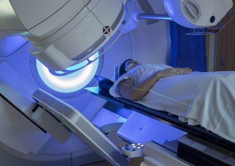 Medical beam precision in proton therapy reducing healthy tissue exposure
