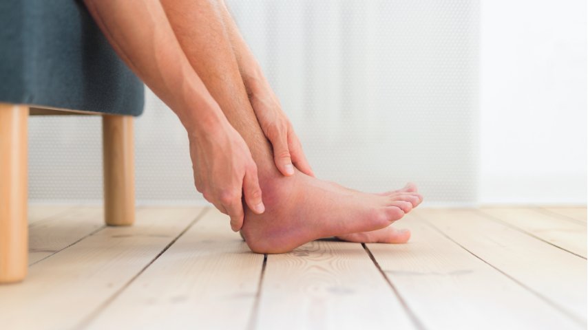Swollen Feet- Causes, Symptoms, Treatment, and Best Ways to Reduce Foot Swelling