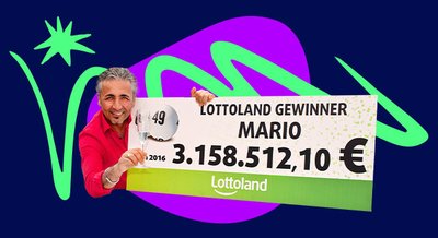 German Lotto winner Mario holding his cheque from Lottoland.