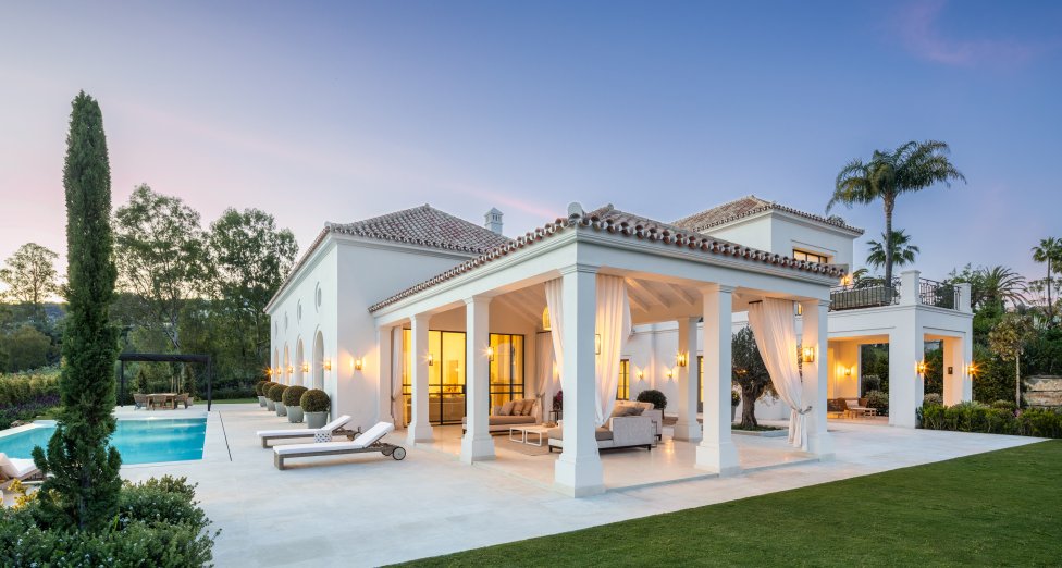 Mandarin Oriental Exceptional Homes luxury estate infinity pool and gardens — photo 2